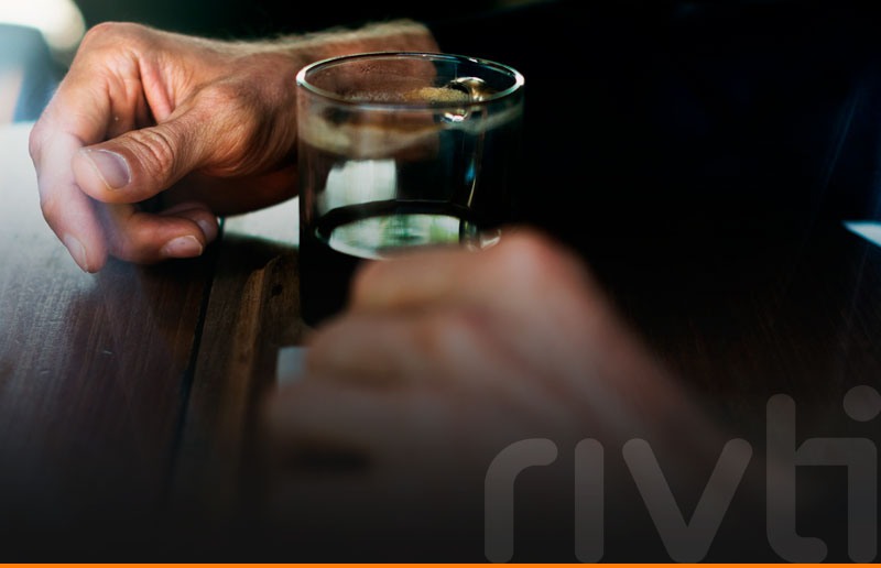 Como evitar bebidas adulteradas com metanol: guia essencial para donos de bares e restaurantes