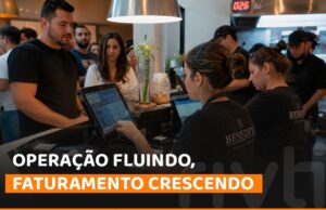 Equipe de restaurante operando sistema de frente de caixa em horário de pico.