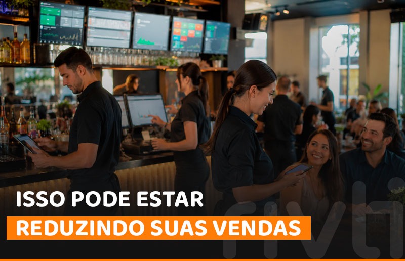 Equipe de atendimento utilizando sistema integrado de pedidos e pagamentos em um bar para agilizar o serviço, reduzir retrabalho e aumentar a eficiência operacional.