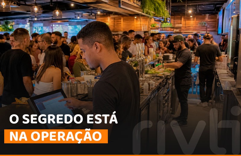 Equipe de bar operando com agilidade e controle durante um atendimento intenso, com fluxo organizado entre pedidos, preparo e pagamento.