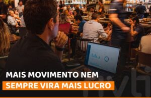 Restaurante movimentado com equipe em atendimento e gestor analisando indicadores para entender se o aumento de clientes está gerando mais lucro.