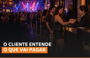 Cliente recebe pulseira na entrada de uma balada com show ao vivo e público ao fundo