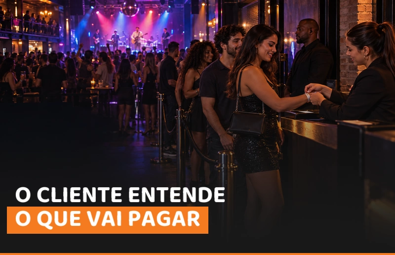 Cliente recebe pulseira na entrada de uma balada com show ao vivo e público ao fundo